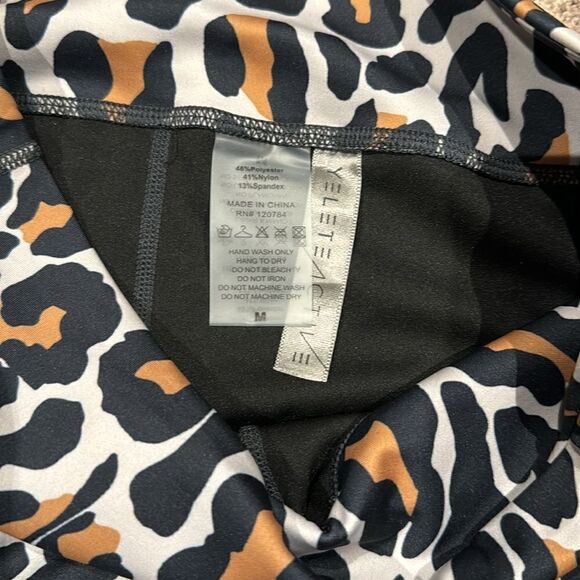 Leopard print leggings super soft! Yelete active size medium like new - Picture 3 of 5